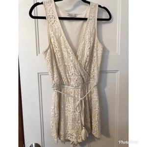 American Eagle: lace romper
